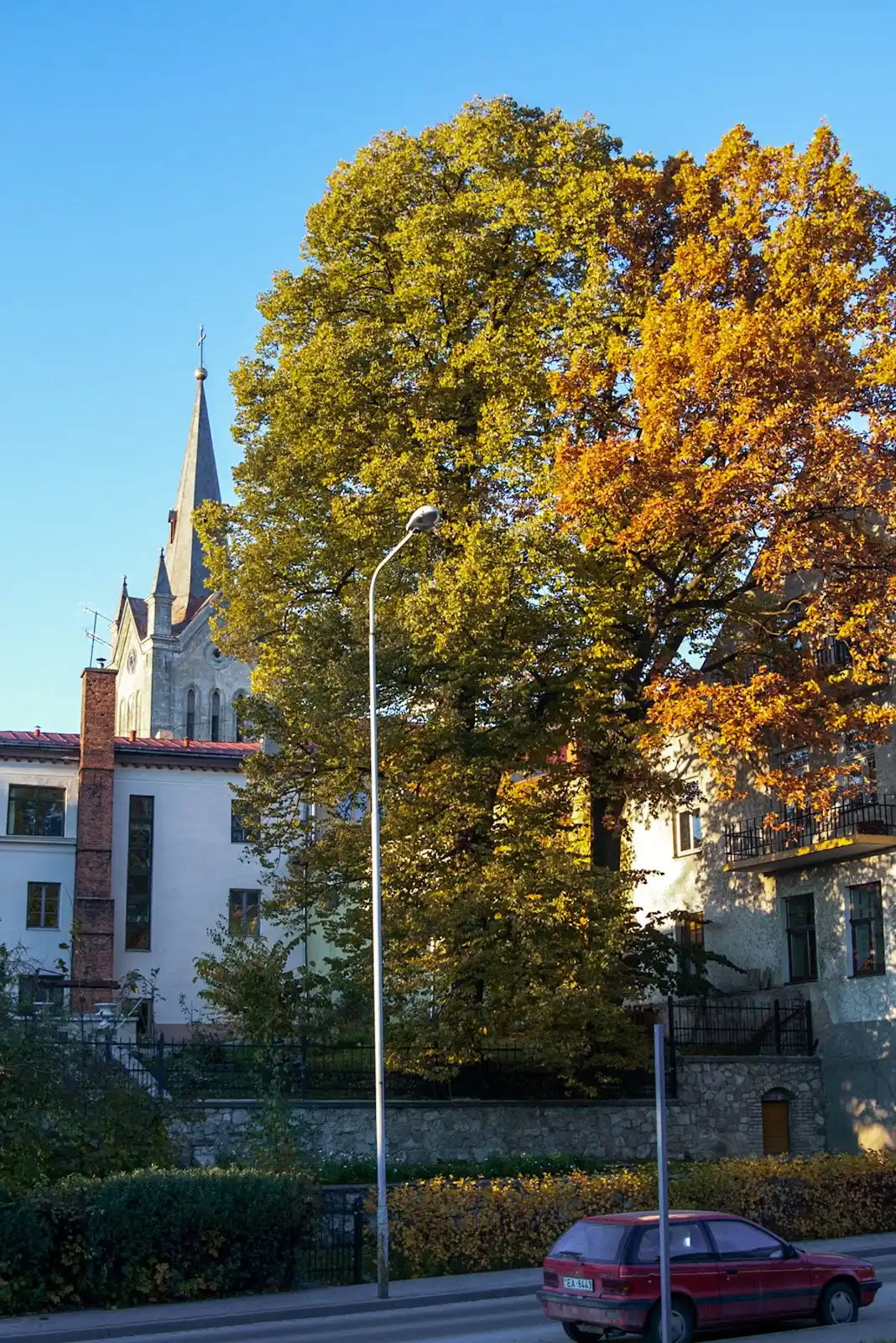 Salons UNDA — Vaļņu iela 21, Cēsis. Rudens noskaņa pie salona.